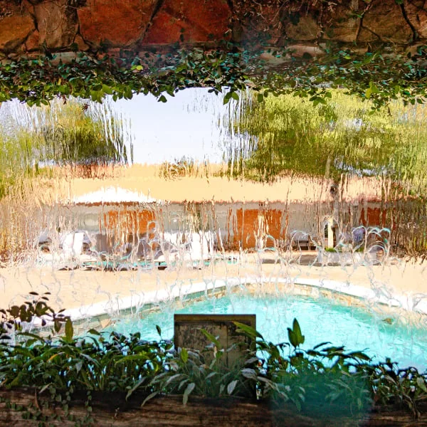 Piscina em área de convivência