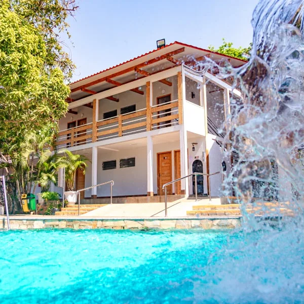 Piscina com cascata do Hotel Roma