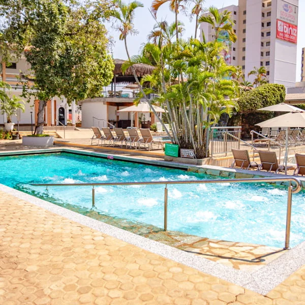 Piscina e jardim do Hotel Roma