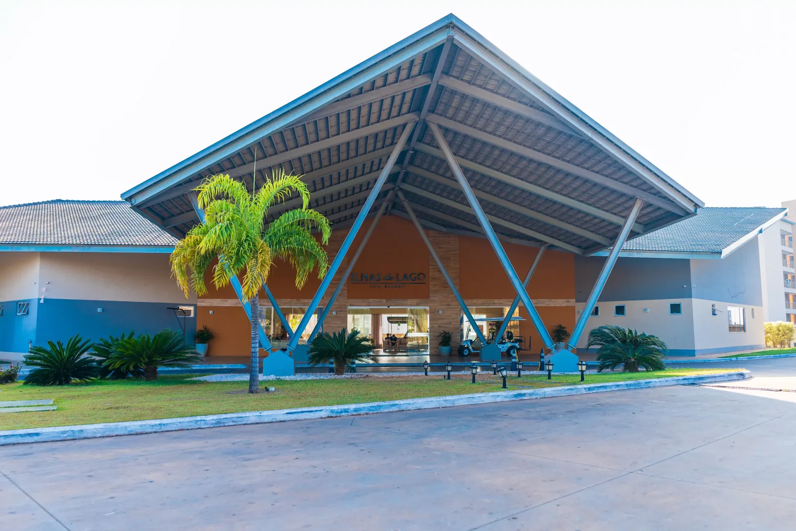 Fachada principal do Ilhas do Lago