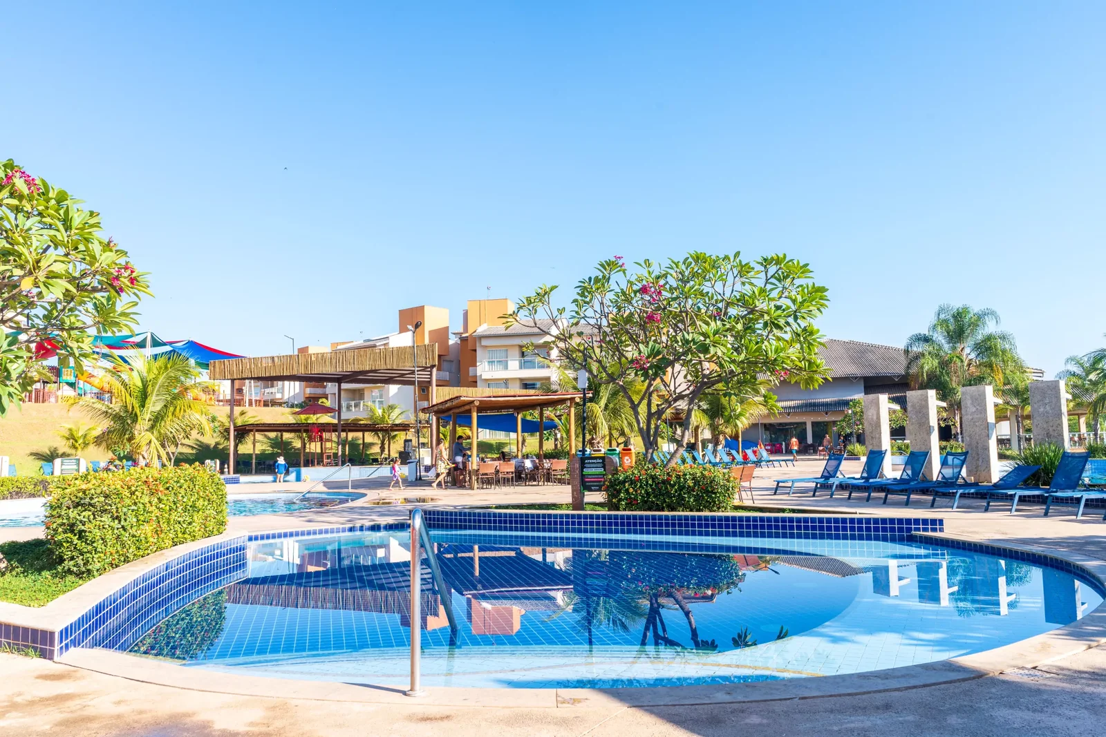 Piscina e área de lazer do Ilhas do Lago