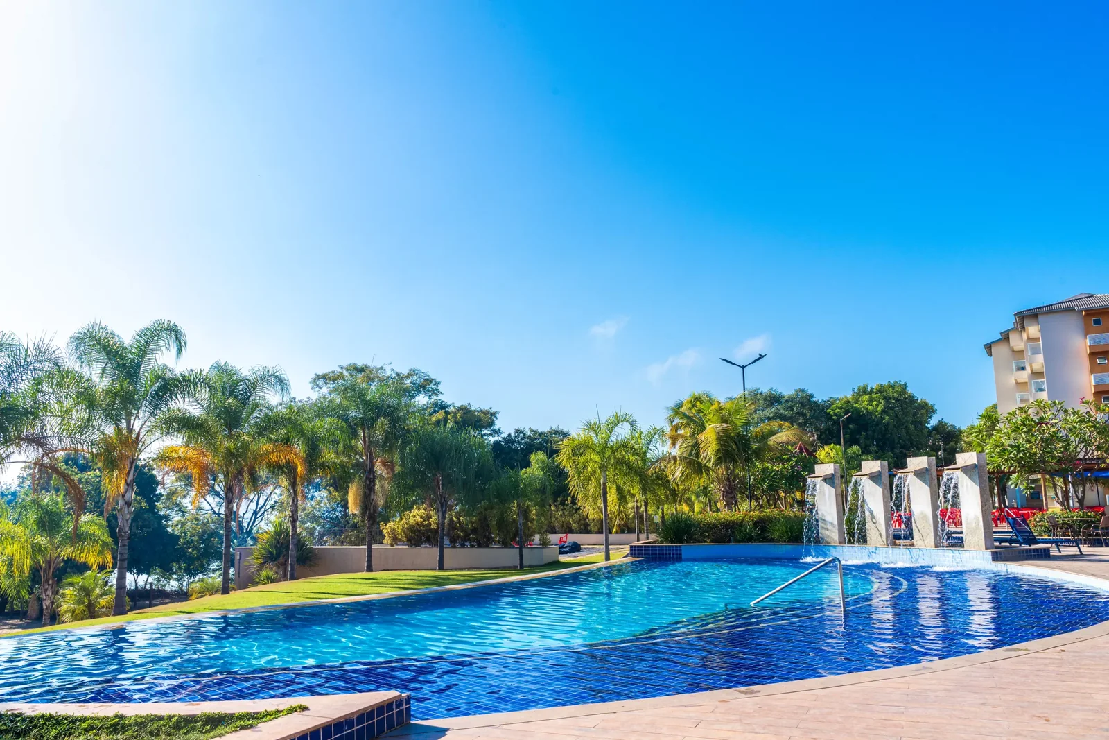 Piscina e jardins do Ilhas do Lago