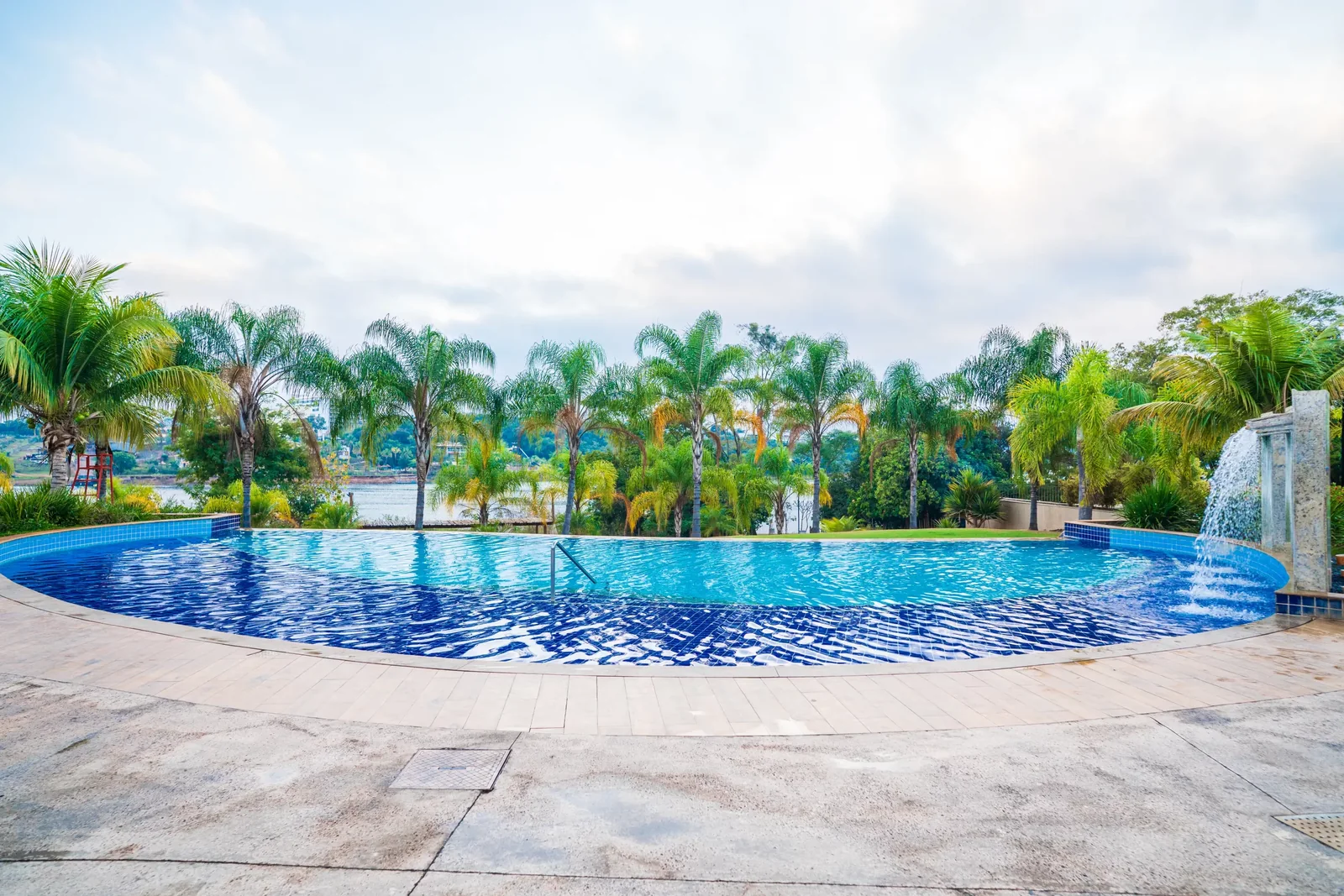 Piscina e paisagismo do Ilhas do Lago
