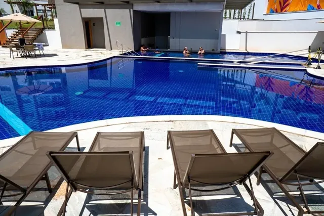 Área da piscina e bar molhado do Lagoa EcoTowers