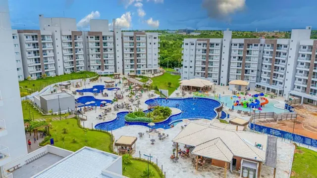 Vista das piscinas e dos edifícios do Lagoa EcoTowers