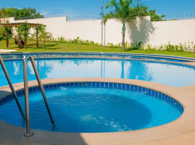 Piscina circular e área de lazer do Lagoa Jardins