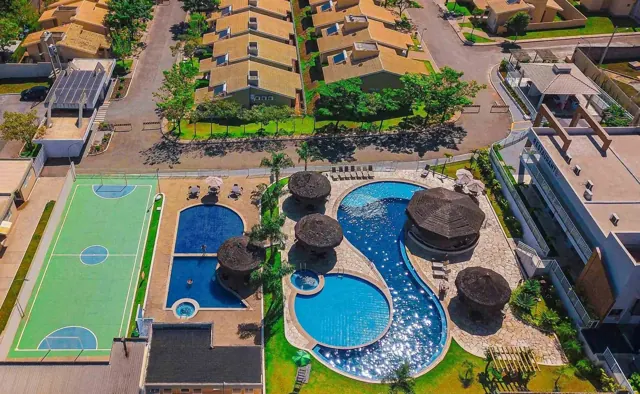 Vista aérea das piscinas, quadra e áreas comuns do Lagoa Jardins
