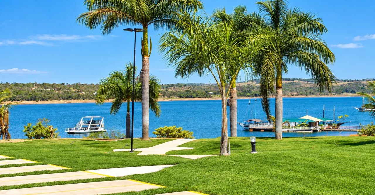 Margem do Lago Corumbá no Marina Flat & Náutica