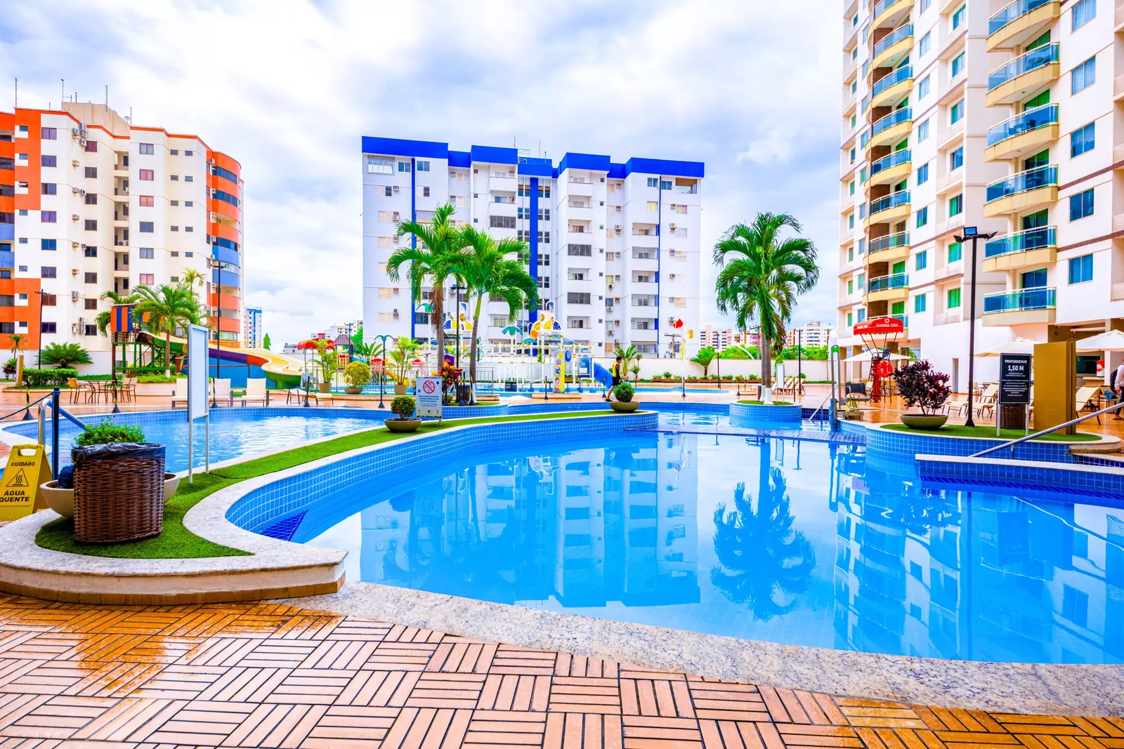 Piscina e edifícios do Riviera Park Hotel