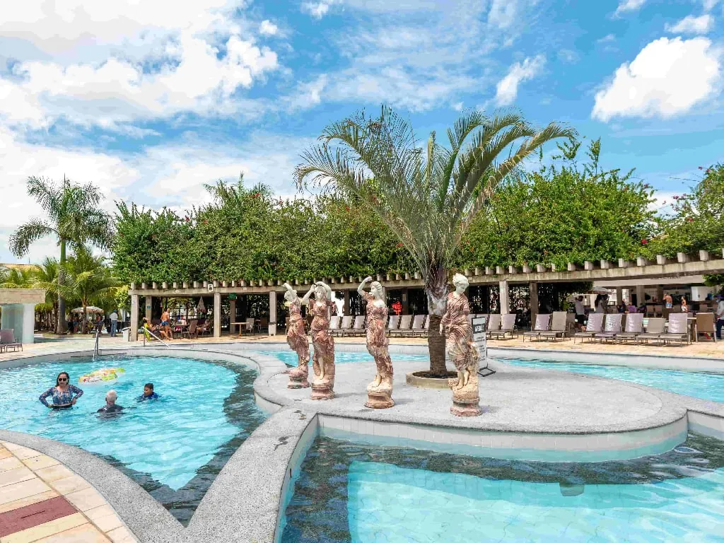 Piscinas e espaços de descanso — Jardins Acqua Park