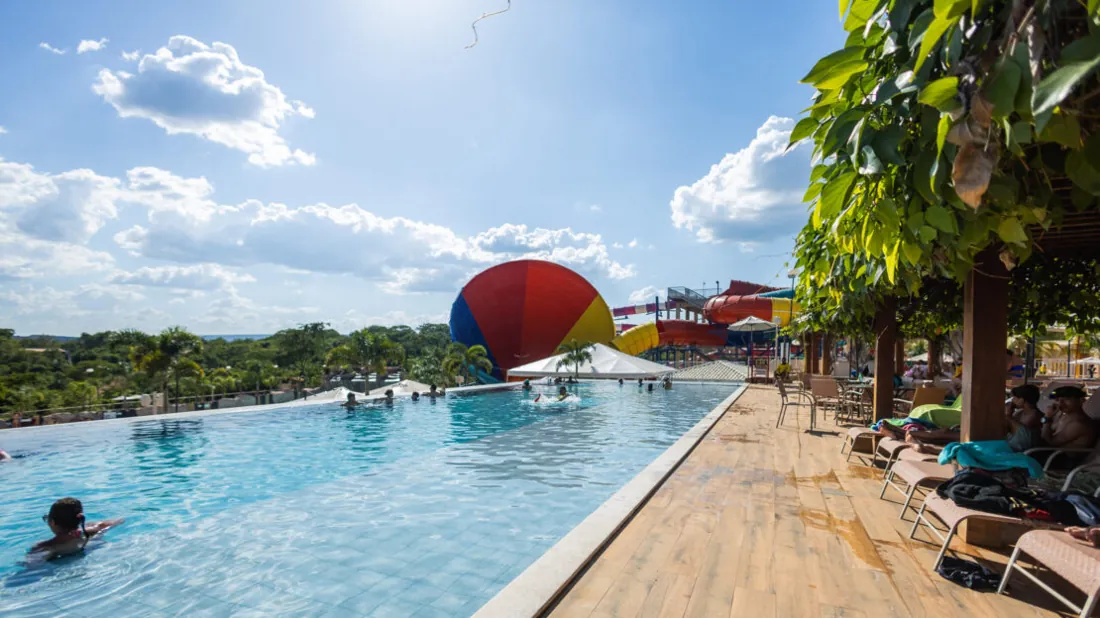 Piscina de borda infinita — Kawana Park